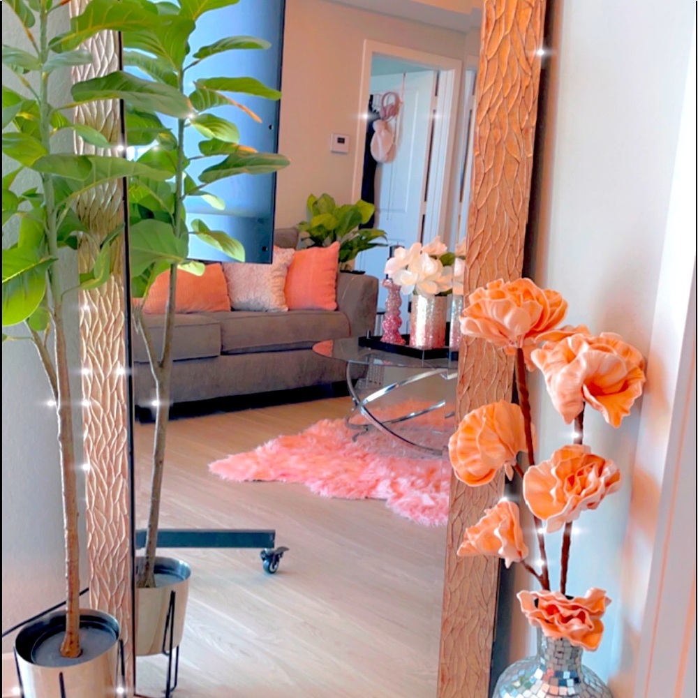Lovely elegant home decor for the grown and sexy women of Poshmark.💓💓